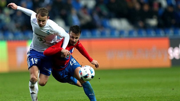 Boleslavsk tonkJan Chramosta (vlevo) a plzesk zlonk Jakub Hromada bojuj o m.