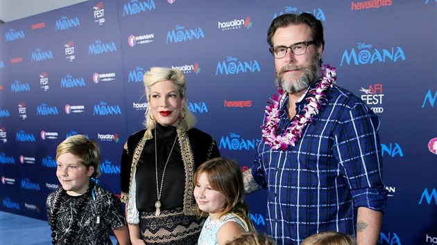 Tori Spellingová, Dean McDermott a jejich děti (Hollywood, 14. listopadu 2016)