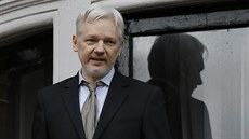 Julian Assange na balkoně ekvádorské ambasády (5. 2. 2016)