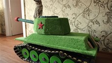 Ruský kutil vyrobil své kočce škrabadlo v podobě tanku. Je spokojená.