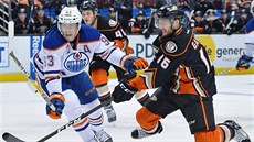 Stílí Ryan Garbutt (vpravo) z Anaheimu, brání Ryan Nugent-Hopkins z Edmontonu.