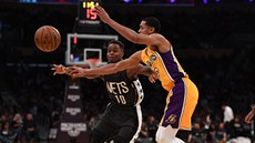 TANEC O MÍ. Svedli Yogi Ferrell (vlevo) z Brooklynu a Jordan Clarkson z LA...