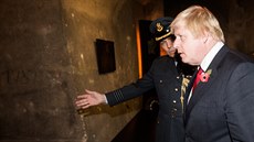 Britský ministr zahranií Boris Johnson navtívil Národní památník hrdin...