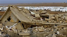 Rozbitý dm poblí tábora iráckých uprchlík na severu zem (12. listopadu...