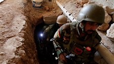 Pemergové prohledávají tunel Islámského státu poblí Mosulu (12. listopadu...