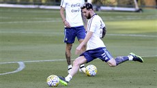 BUM! Lionel Messi stílí na branku bhem tréninku argentinské reprezentace.