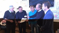 K�EST. Karol Dobia�, Antonín Panenka a Václav N�me�ek k�tí kalendá� s obrázky...