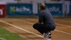 SMUTNÝ POHLED. Trenér Spojených stát Jürgen Klinsmann sleduje svj tým pi...