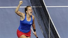 VYROVNÁNO. Tenistka Barbora Strýcová se raduje z vítězství nad Francouzkou...