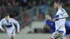 Maxime Chanot z Lucemburska promuje penaltu v kvalifikaním zápase o...