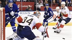 Branká� Floridy James Reimer zasahuje proti st�ele Mitchella Marnera z Toronta.