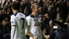 HRDINA. Útoník Tottenhamu Harry Kane otoil dvma góly bhem tí minut skóre v...