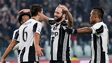 Radost fotbalistů Juventusu po jednom ze tří gólů do sítě Pescary.