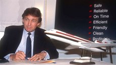 Donald Trump p�i p�evzetí aerolinek Eastern Air Lines v roce 1989.