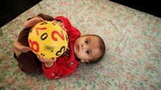 Ritádž si hraje s míčem v uprchlickém  táboře Debaga v Iráku (11. listopadu...