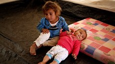 Dvouletá Faraha a osmimsíní Maha odpoívají v uprchlickém táboe Debaga v...
