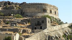 Ostrov - pevnost. Jen�e zatímco p�vodn� chránila Spinalonga své obyvatele p�ed...