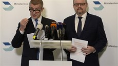 Ministr financí Andrej Babi a ministr dopravy Dan ok na tiskovém brífinku...