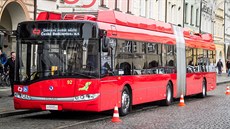 Trolejbus se dokáže odpojit od troleje za jízdy a bez hlavního zdroje dokáže...