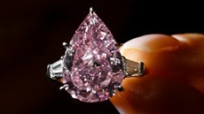 Rový diamant vsazený do prstenu má 9,14 karátu a patí do kategorie fancy...
