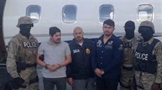 Efraín Antonio Campo Flores a Franqui Francisco Flores de Freitas obklopení...