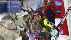 DÁREK PRO VÍTZKU. Mikaela Shiffrinová získala za výhru v prvním slalomu sezony...