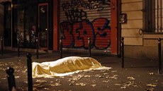 Oběť teroristických útoků před koncertním sálem Bataclan v Paříži (13....