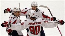 Marcus Johansson, Dmitrij Orlov (vlevo) a Jevgenij Kuzn�cov slaví gól...