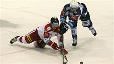 Tomá� Hrnka z Plzn� (vpravo) a Jan Eberle z Olomouce bojují o puk.