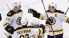 David Pastrák slaví gól se spoluhrái s Bostonu.