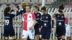 Zatímco slávistka Andrea Budo�ová krá�í smutn� od brány, fotbalistky Rosengardu...