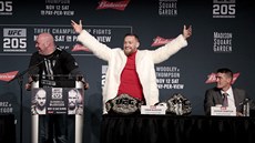 Irský fighter Conor McGregor na tiskové konferenci ped turnajem UFC 205.