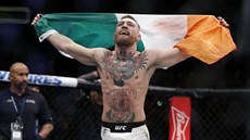 Irský bojovník MMA Conor McGregor se raduje ze zisku titulu UFC v lehké váze.