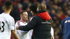 Liverpoolský trenér Jürgen Klopp se zdraví s Waynem Rooneym z Manchesteru...