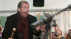 Václav Havel bubnuje na barely při trutnovském festivalu v roce 2009.