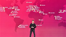 Zakladatel Airbnb Brian Chesky ped mapou mst, ve kterých bude do roka...