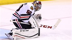 Chicagský gólman Corey Crawford likviduje jednu ze ancí v zápase na led St....