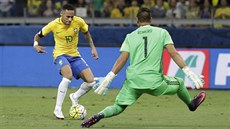 Brazilský kapitán Neymar v anci ped argentinským brankáem Sergiem Romerem.