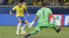 Brazilský kapitán Neymar v �anci p�ed argentinským branká�em Sergiem Romerem.