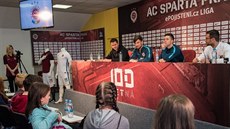 Fotbalisté Sparty na tiskové konferenci s dtmi.