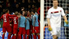 Zatímco Bernd Leno z Leverkusenu smutn� odchází od branky, fotbalisté Lipska se...