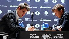 Magnus Carlsen (vlevo) z Norka a ruský achista Sergej Karjakin v boji o titul...