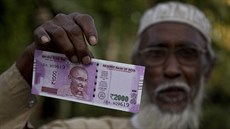 Muslim drí novou bankovku, kterou si vymnil v bance ve vesnici v indickém...