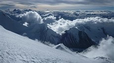 Horolezci bývají za ohromnou dinu v horách odmováni nádhernými výhledy.