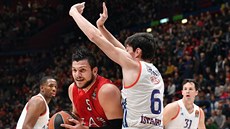 Alessandro Gentile (v erveném) z Armani Milán útoí na ko Anadolu Efes...