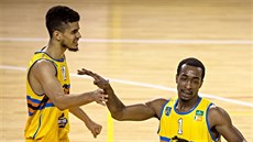Jind�ichohrade�tí basketbalisté Malcolm Brooks (vlevo) a Terrell Lee Lipkins se...