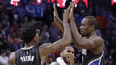 Elfrid Payton (vlevo) a Serge Ibaka se radují z povedené akce Orlanda.