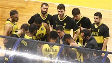 Basketbalisté Arisu Solu naslouchají svému trenérovi Dimitrisi Priftisovi.