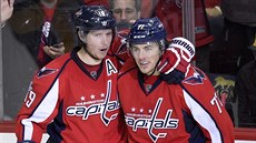 Nicklas Bäckström (vlevo) a T. J. Oshie se radují z gólu Washingtonu.