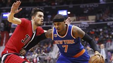 Tomá� Satoranský (vlevo) z Washingtonu brání Carmela Anthonyho z New Yorku.